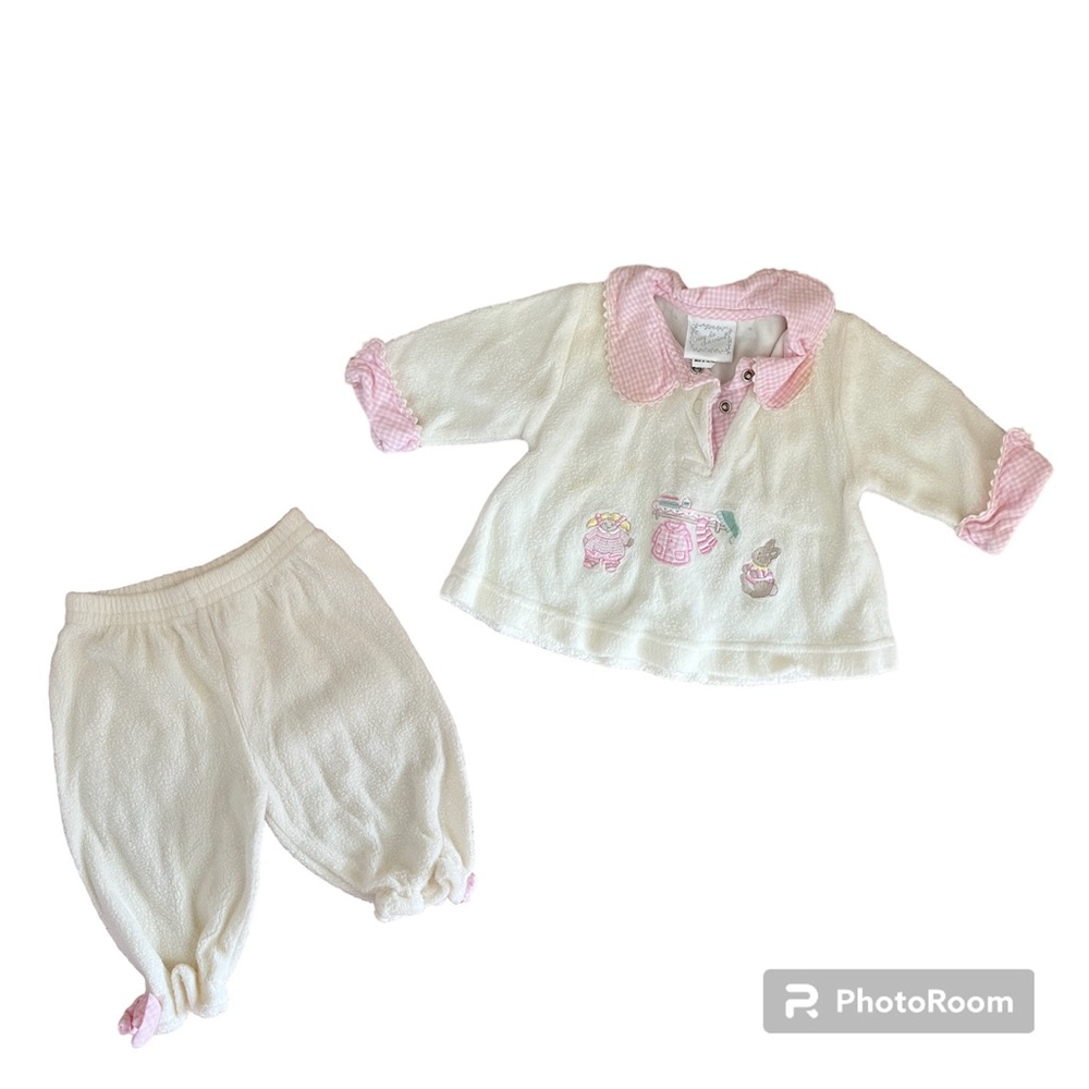 ▫️CRÈME DE LA CRÈME: Girl size 3 months, fuzzy pullover & sweatpants set▫️